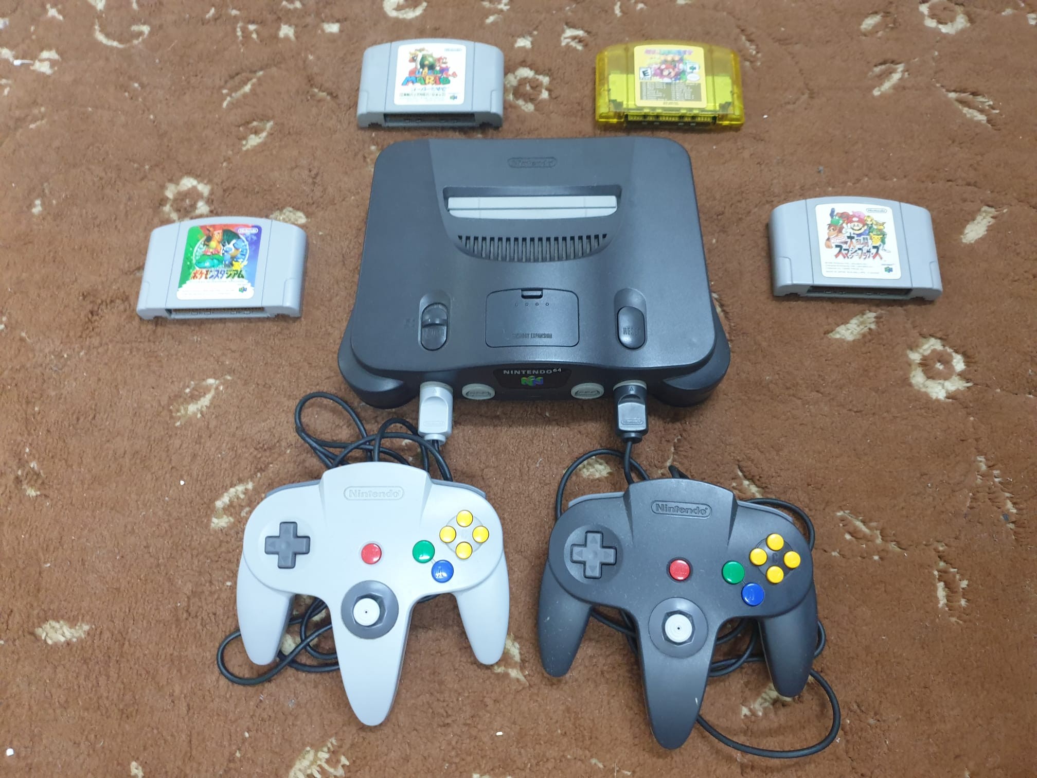 N64 with 2 joystick and 2 games