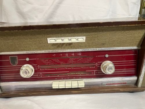 راديو خشبي قديم