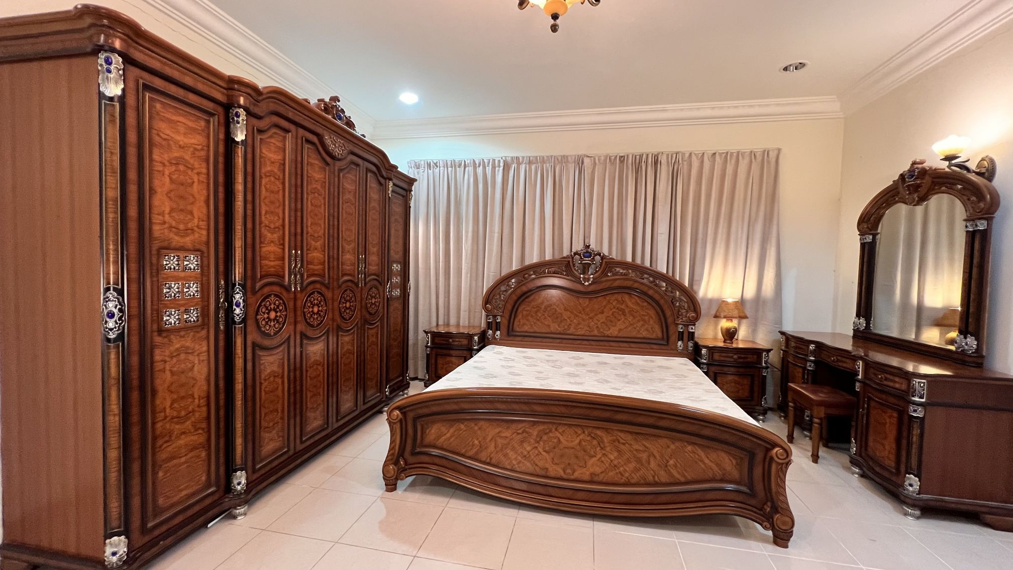 Elegant Bedroom Set with Mattress