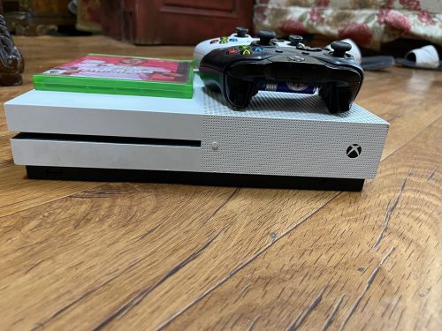 xbox 1 s with game very clean 