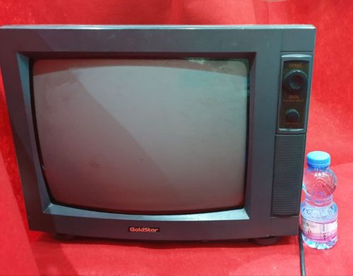 تلفزيون قديم صغير الحجم