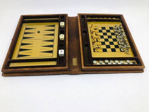 لعبة شطرنج وطاولة في وقت واحد