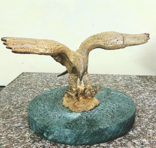 تمثال لطائر جارح
