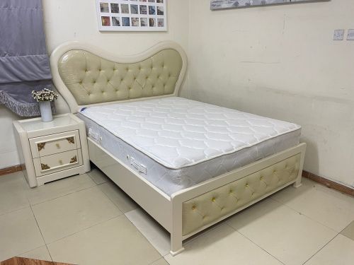 queen size bed for sell 